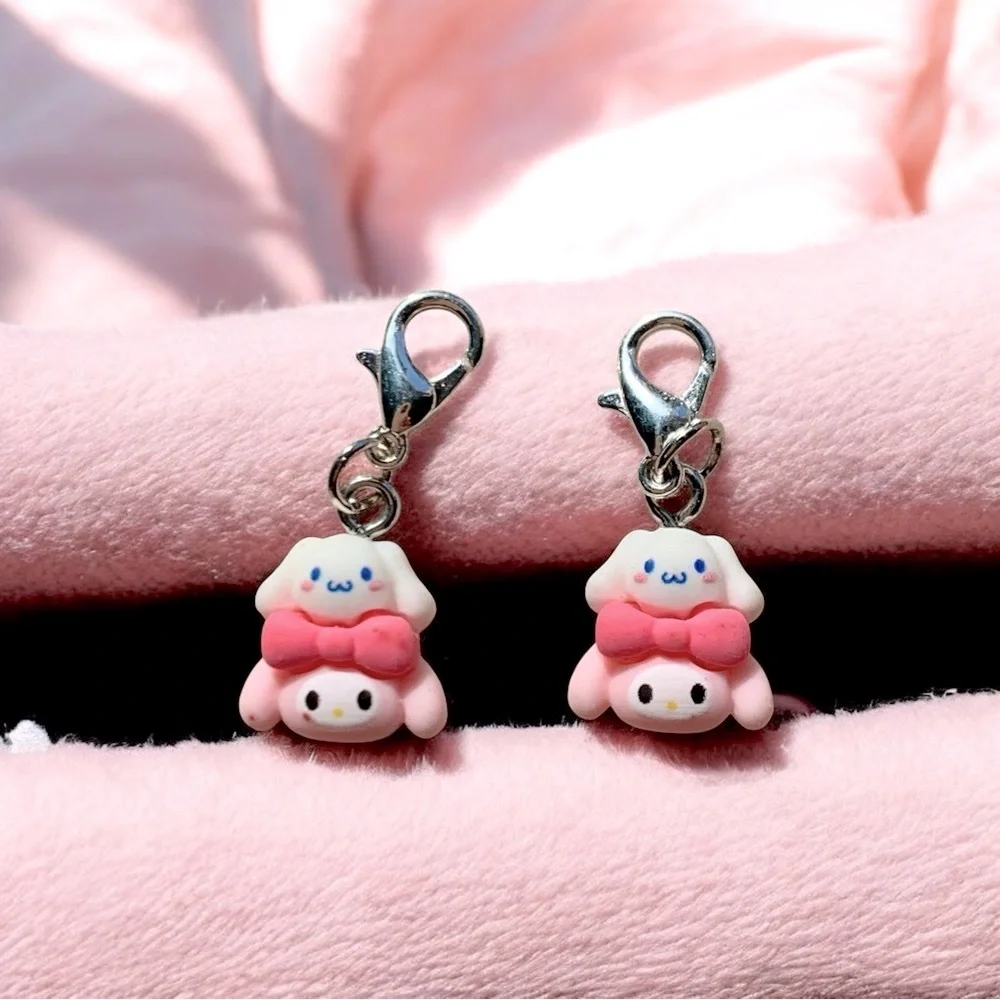 1 Hello Kitty Family charm.
